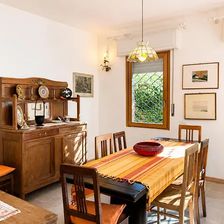 Guesthost - Cosy Flat With Garden And Parking