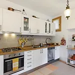 Guesthost - Cosy Flat With Garden And Parking Apartment *