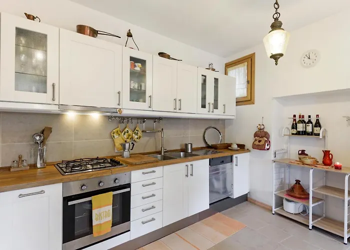 Cosy Flat With Garden And Parking Апартаменты *