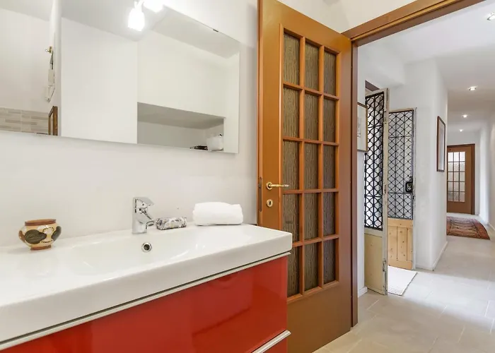 아파트 Cosy Flat With Garden And Parking
